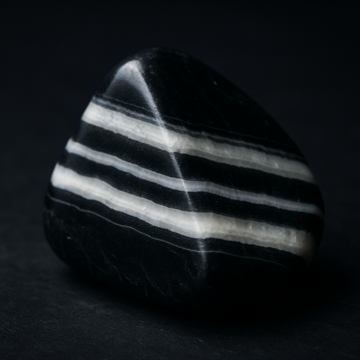 オニキス（黒縞瑪瑙）の標本図（AI生成・通常光）